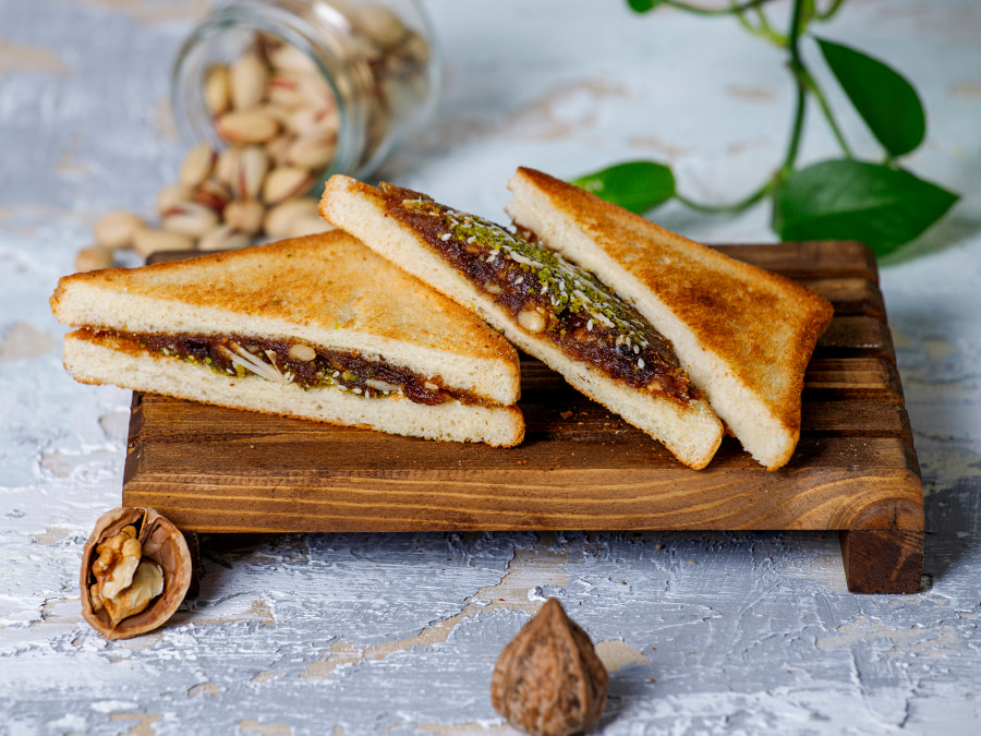 ساندویچ خرما و گردو